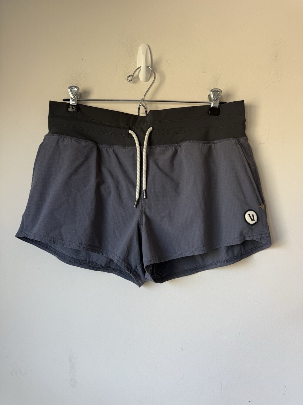 Vuori Daily Speed Short 2.5" Womens Size M Gray Lined Pull On